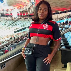 No entanto, as pernas da cantora causaram na web: "Jojo tá lindona... Mas por que as pernas não afinam também?", disparou uma pessoa