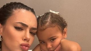 'Me sinto mal que não estou...': Bruna Biancardi desabafa sobre dificuldades com Mavie após o nascimento de Mel, segunda filha com Neymar