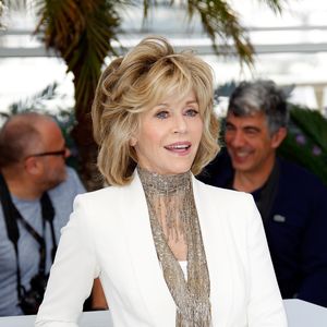 A presença de Jane Fonda em Cannes reacendeu debates sobre autoestima, envelhecimento e pressão estética feminina