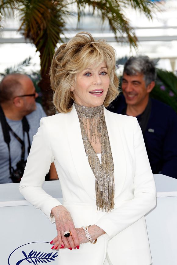 A presença de Jane Fonda em Cannes reacendeu debates sobre autoestima, envelhecimento e pressão estética feminina