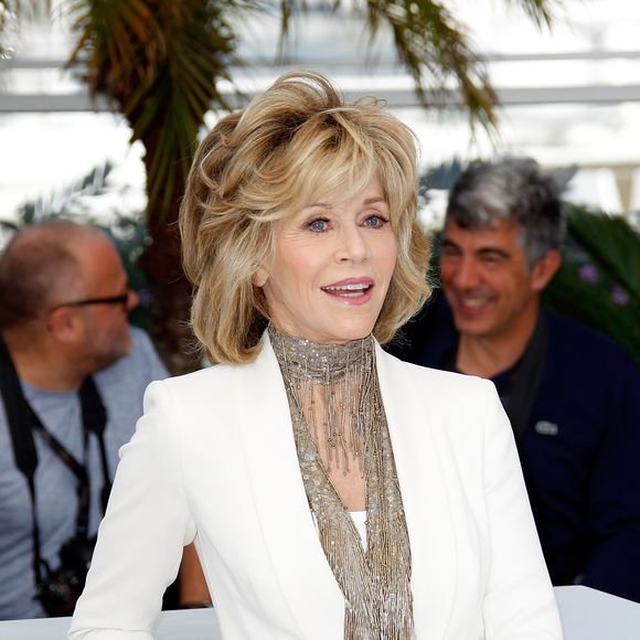 A presença de Jane Fonda em Cannes reacendeu debates sobre autoestima, envelhecimento e pressão estética feminina