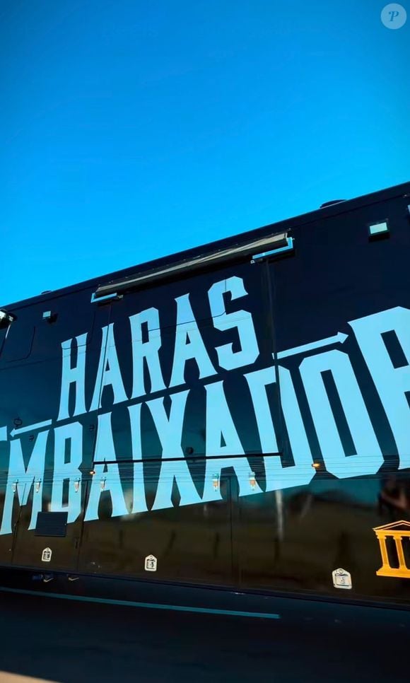 O veículo escolhido por Gusttavo Lima ainda conta com slide-outs hidráulicos, mecanismos que ampliam a largura do caminhão quando ele está estacionado e aumentam o espaço disponível no interior