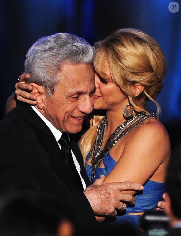 Do colapso financeiro à glória mundial. A falência do pai marcou sua infância, mas Shakira transformou dificuldades em sucesso absoluto.