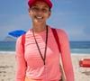 Raque (Taís Araújo) vende sanduíches na praia na novela Vale Tudo