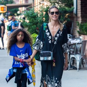 5. Em 2024, quando Lou Samuel tinha apenas 14 anos, Heidi Klum respondeu se a filha pretendia ser modelo e afirmou: "Ela tem apenas 14 anos." Na época, a modelo não indicava que a jovem seguiria imediatamente seus passos