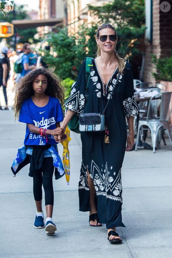 5. Em 2024, quando Lou Samuel tinha apenas 14 anos, Heidi Klum respondeu se a filha pretendia ser modelo e afirmou: "Ela tem apenas 14 anos." Na época, a modelo não indicava que a jovem seguiria imediatamente seus passos