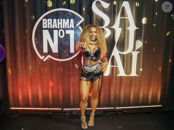 Rainha de bateria da Paraíso do Tuiuti, Mayara Lima esbanjou beleza com seu look curtinho e cheio de vazados