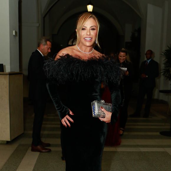 Casamento de Samara Pink: Poliana Rocha preferiu o all black em vestido ombro a ombro