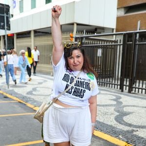 Mariana Xavier na manifestação em Copacabana contra a anistia dos condenados pelo golpe de 8 de janeiro