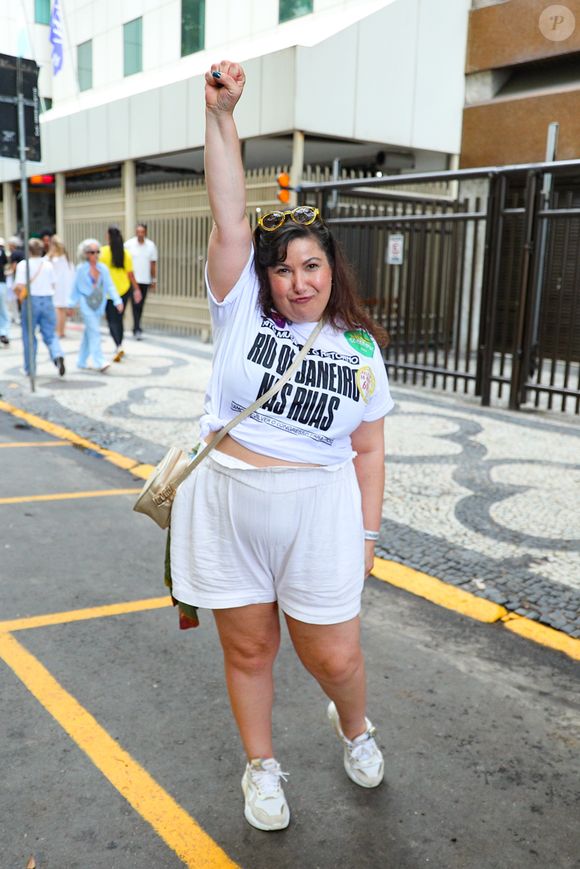 Mariana Xavier na manifestação em Copacabana contra a anistia dos condenados pelo golpe de 8 de janeiro