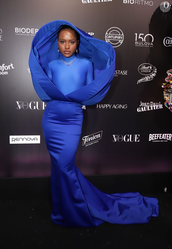 O look azul de Duda Santos foi criado por estilista chinesa que já vestiu Sabrina Sato
