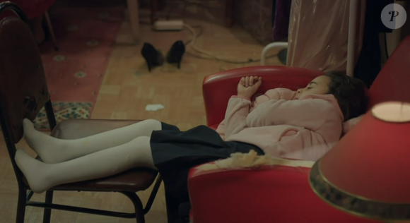 Na novela 'Mãe', o padrasto de Melek/Turna exige que a menina durma no sofá; depois, Sule confronta Cengiz pelo local onde a criança passou a noite, no capítulo de 24 de novembro de 2025, segunda-feira