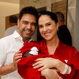 Graciele Lacerda e Zezé Di Camargo foram clicados por paparazzi antes de deixaram o quarto do hospital
