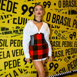 Show da Lady Gaga no Rio: fashionista, Juliette combinou branco e xadrez em tons de vermelho em seu look sobreposto