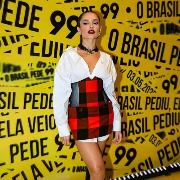 Show da Lady Gaga no Rio: fashionista, Juliette combinou branco e xadrez em tons de vermelho em seu look sobreposto