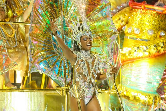 Erika Januza em 2022 estreou pela Viradouro como rainha de bateria no Carnaval; escola foi a 3ª colocada