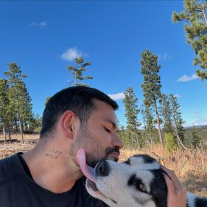 Pedro Andrade é acusado de emitir de maneira fracionada notas fiscais e recibos de uma única consulta ou procedimento. O objetivo seria conseguir um valor maior de reembolso