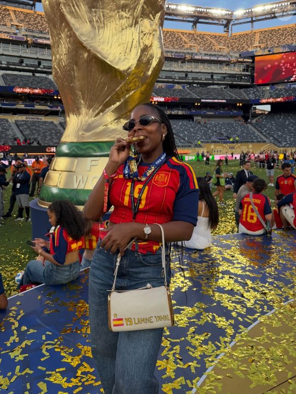 Lamine Yamal conquistou a Copa do Mundo de 2026 com a Espanha, mas quem também desperta curiosidade é Sheila Ebana. Conheça o jardim da casa da mãe do craque, com piscina redonda, varanda ampla e espaço para Keyne