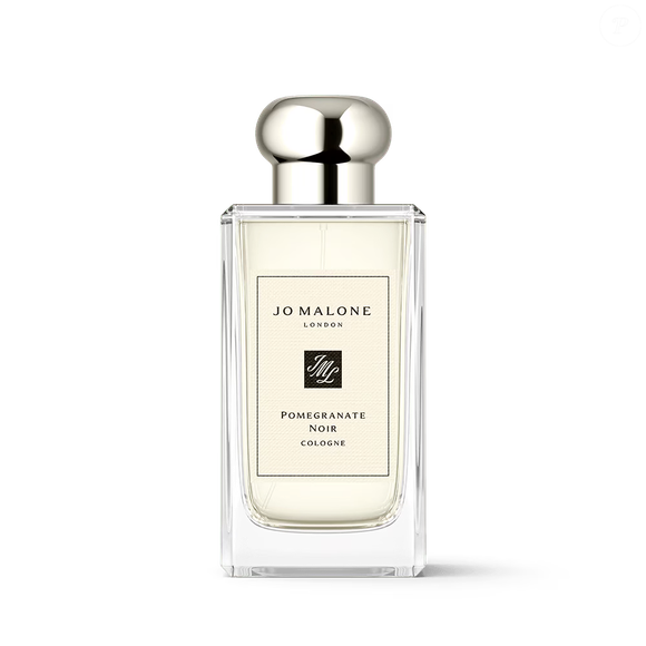 Na saída, a romã ganha destaque ao lado de frutas vermelhas; no coração, o lírio de Casablanca aparece antes de uma base de guaiacwood, responsável pelo toque esfumado da composição Pomegranate Noir de Jo Malone