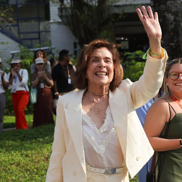 Betty Faria celebra homenagem e define a Calçada da Fama como um dos momentos mais marcantes de sua carreira