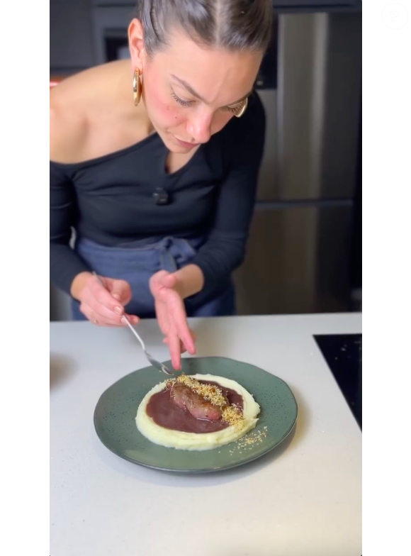 Na hora da montagem, comece com o purê de batata, acrescente a carne, o molho e a farofa por cima