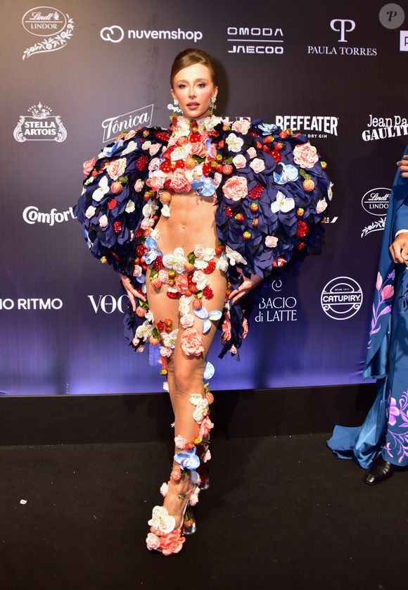 Baile da Vogue 2026: Duda Reis usou e abusou da ousadia ao mostrar o seu corpo todo definido em um look de flores