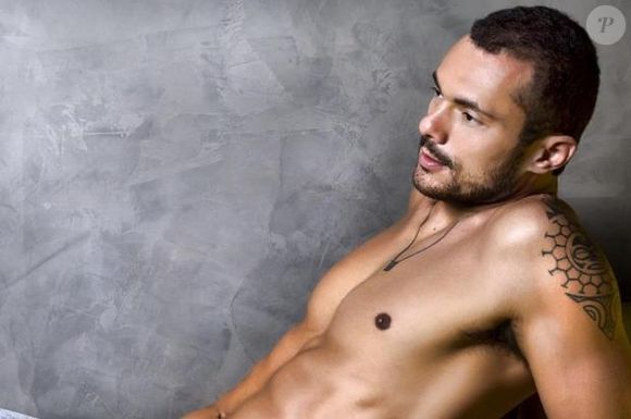 Adriano Toloza, o Angélico de 'Três Graças' também é modelo e fez o personal trainer Igor