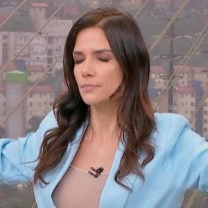 Neta quarta-feira (24) a jornalista Sabina Simonato se arriscou em uma aula de ioga no 'Bom Dia São Paulo'