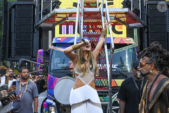 Reação dividida: Foliões vaiam e fãs defendem Claudia Leitte em momento conturbado da festa.