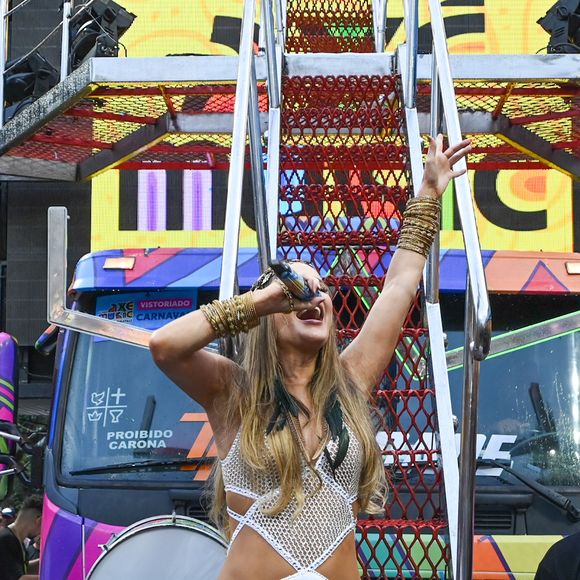 Reação dividida: Foliões vaiam e fãs defendem Claudia Leitte em momento conturbado da festa.