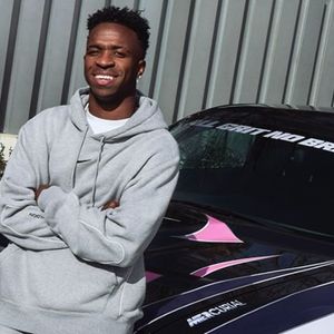 Vinícius Júnior ostenta uma coleção de carros de luxo avaliada em cerca de R$ 8,6 milhões, com Lamborghini Urus