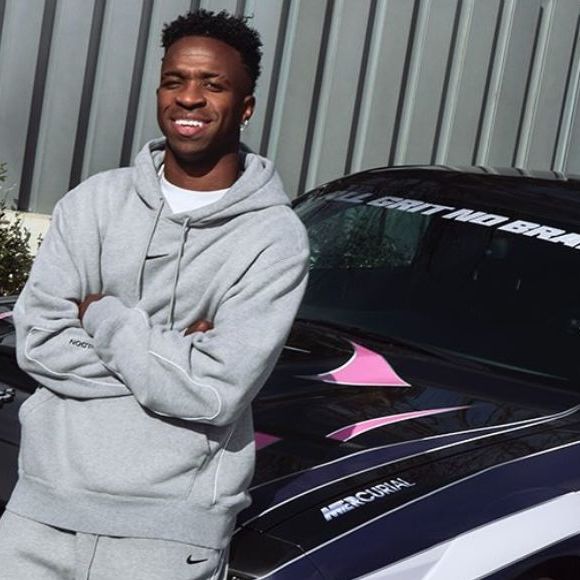 Vinícius Júnior ostenta uma coleção de carros de luxo avaliada em cerca de R$ 8,6 milhões, com Lamborghini Urus