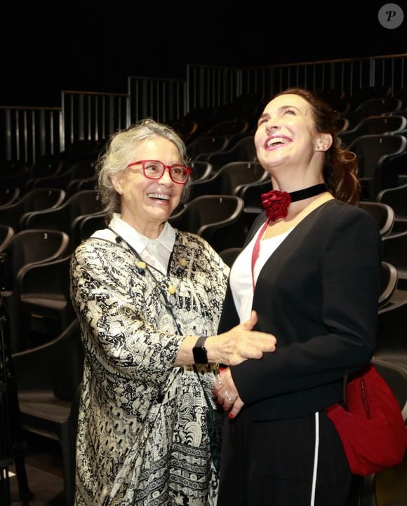 Regina Duarte e a filha, Gabriela Duarte, posaram juntas em noite de estreia da artista com monólogo no teatro