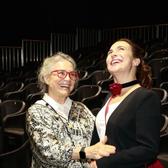 Regina Duarte e a filha, Gabriela Duarte, posaram juntas em noite de estreia da artista com monólogo no teatro