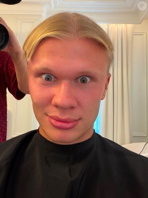 Haaland antes da estreia pelo Manchester City: o jogador apareceu de cabelo curto no dia em que o clube iniciou sua campanha na nova temporada da Premier League
