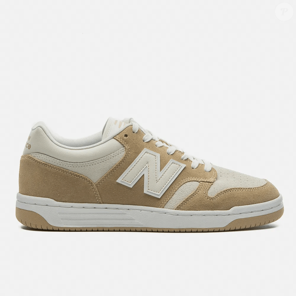 O Tênis New Balance 480 Low Unisex é uma opção segura para quem sofre com pé exprimido. Até o fechamento da matéria, o modelo custa no site da marca R$ 549,99 ou 12x de R$ 45,83