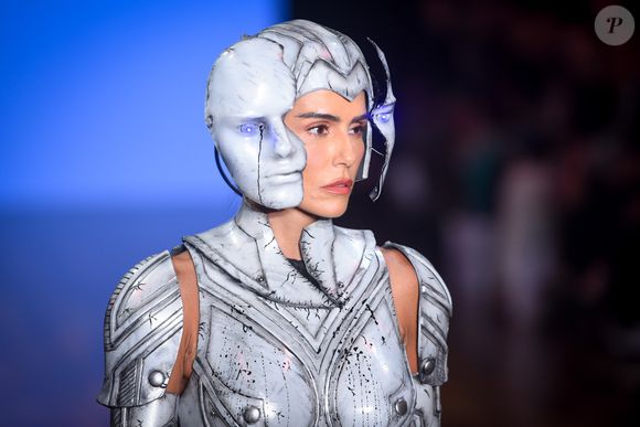 Desfilar não é a profissão principal da atriz, mas Deborah revela gostar de se reinventar e explorar novas versões de si mesma.