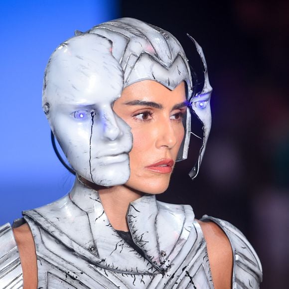 Desfilar não é a profissão principal da atriz, mas Deborah revela gostar de se reinventar e explorar novas versões de si mesma.