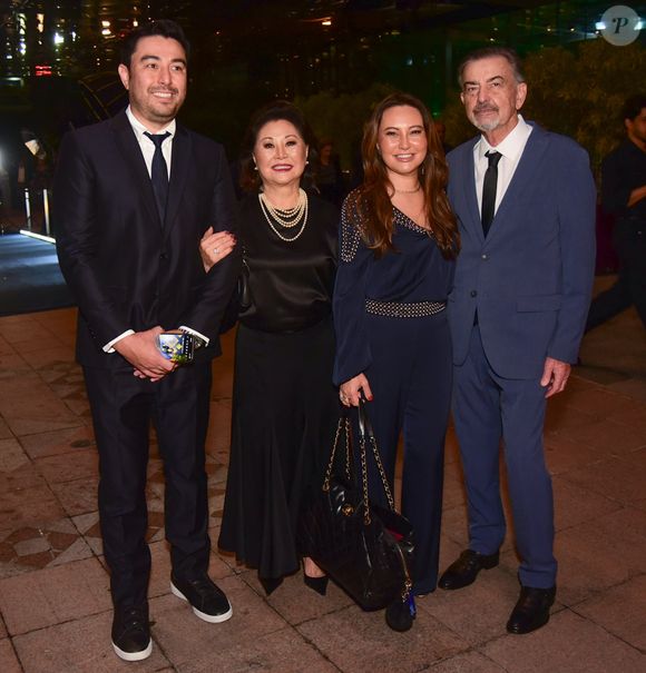 Meses após cirurgia de emergência para tratar câncer no pâncreas, pai de Sabrina retorna a evento público ao lado da família