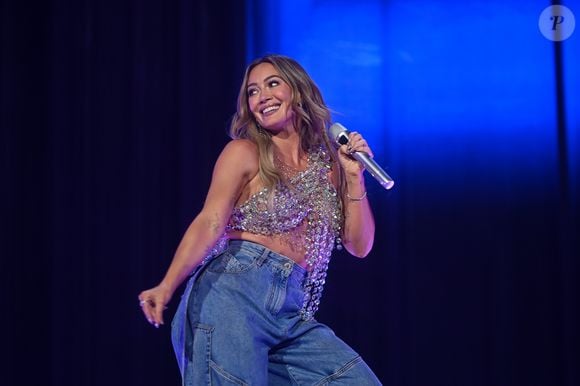 Aos 39 anos, Hilary Duff mantém a pele com aparência natural e cuidada enquanto se prepara para voltar ao Brasil em 2027 com a turnê "The Lucky Me Tour", em apresentação marcada para São Paulo