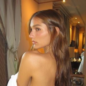 Detalhe surpreende seguidores: modelo tatuou o símbolo de Leão perto do seio e expôs desenho em viagem romântica com João Lucas