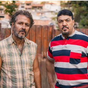 Misael (Belo) é aconselhado por Joaquim (Marcos Palmeira) a conversar com mais pessoas sobre sua falta de confiança nos remédios entregues pela empresa no capítulo da novela 'Três Graças' de 1º de novembro de 2025, sábado