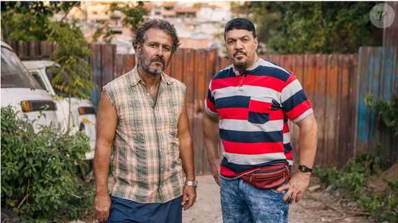 Misael (Belo) é aconselhado por Joaquim (Marcos Palmeira) a conversar com mais pessoas sobre sua falta de confiança nos remédios entregues pela empresa no capítulo da novela 'Três Graças' de 1º de novembro de 2025, sábado