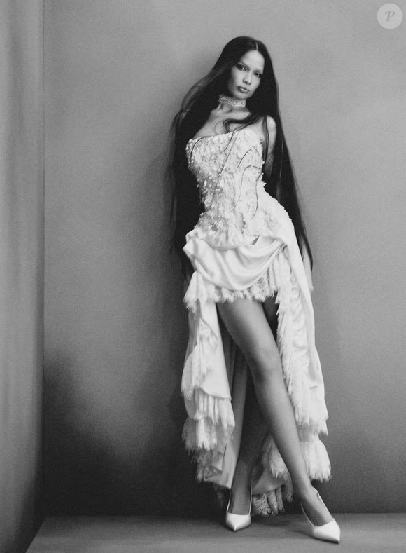 Para a festa de casamento com Kaique Cerveny, Juliette Freire trocou o vestido de noiva princesa por um segundo modelo tomara que caia, com minissaia texturizada e franjas