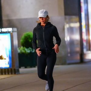 Aos 56 anos, Jennifer Aniston prova que constância e disciplina fazem toda a diferença no envelhecimento saudável.