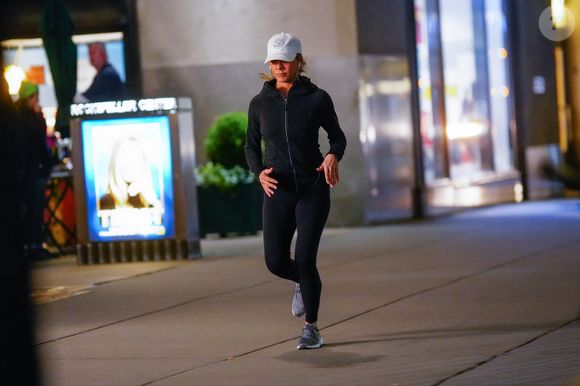 Aos 56 anos, Jennifer Aniston prova que constância e disciplina fazem toda a diferença no envelhecimento saudável.