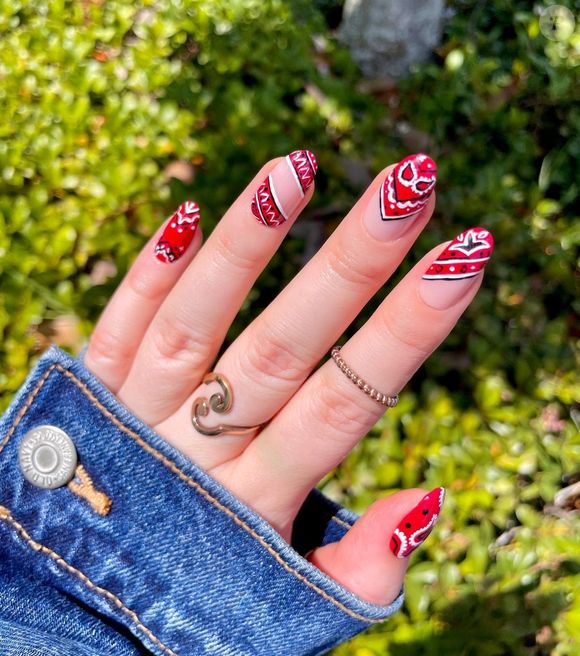 Unhas decoradas para o Natal com estampa paisley: essa nail art é estilosa