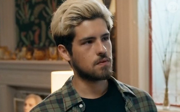 Raul (Paulo Mendes) é surpreendido com a invasão de Bagdá (Xamã) em sua casa