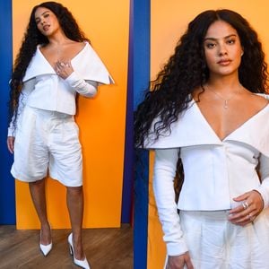 Esse look monocromático de Bella Campos com bermuda e blusa estruturada em evento é tão chique e confortável que causaria inveja na Maria de Fátima