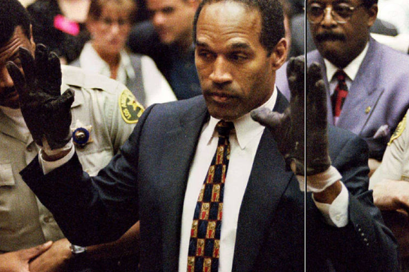O.J. Simpson vestiu as luvas sujas de sangue encontradas pela polícia de Los Angeles
